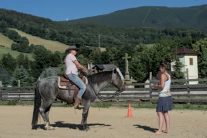 Tereza Fryšarová a Petra Beránková při výcviku koně, Ranch Mustang Loučná nad Desnou