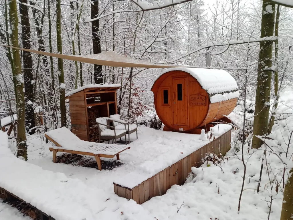 malá lesní sauna ve sněhu