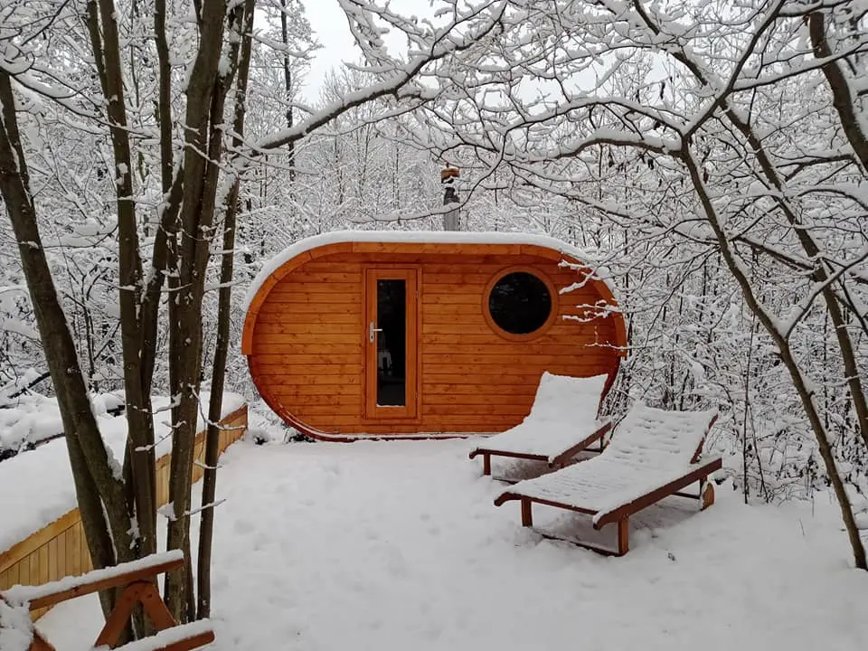 velká lesní sauna ve sněhu
