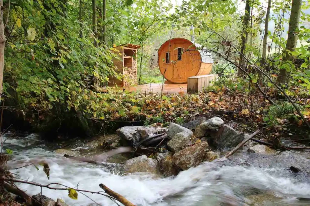 Lesní sauna u potoka v Loučné nad Desnou