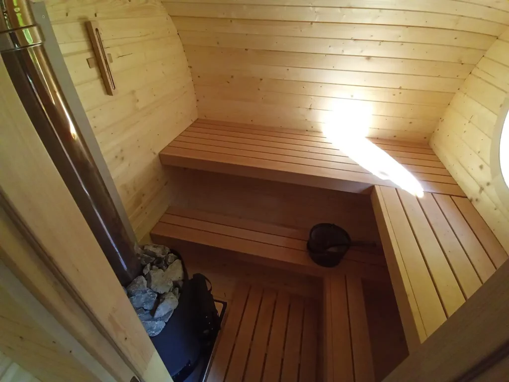 lesní sauna uvnitř
